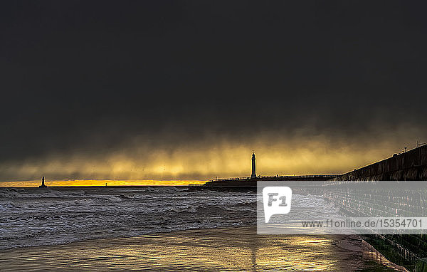 Roker Beach mit Pier und Leuchtturm  Fluss Ware; Sunderland  Tyne and Wear  England