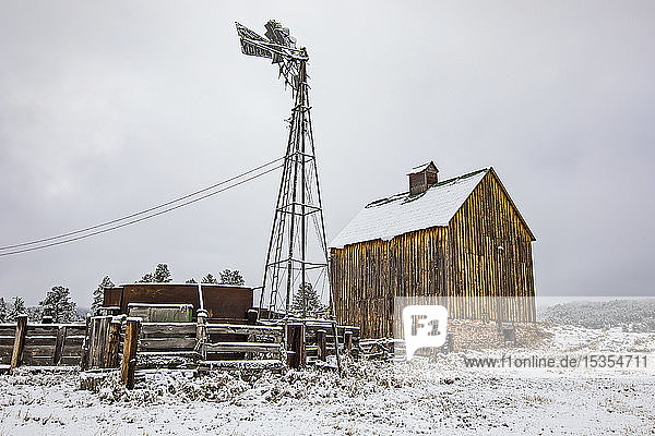 Bauernhof mit Scheune und Windmühle im Schnee; Denver  Colorado  Vereinigte Staaten von Amerika