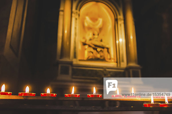 Kerzenlicht in einer Basilika; Triest  Friaul-Julisch-Venetien  Italien