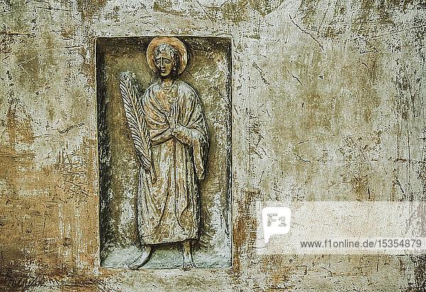 Historisches Kunstwerk eines Mannes  eingemeißelt in eine Steinmauer in einer Basilika; Triest  Friaul-Julisch-Venetien  Italien