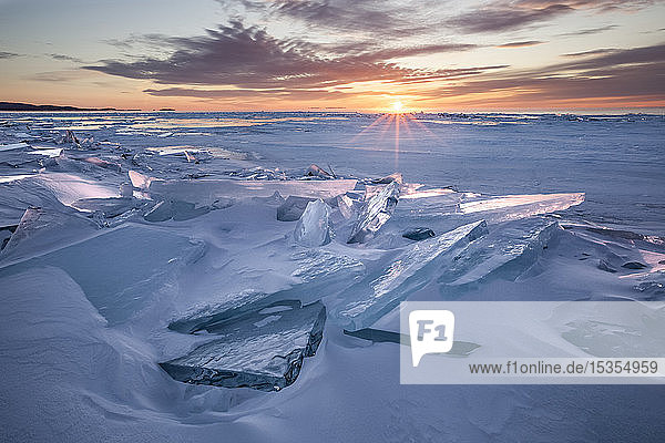 Eis auf dem Lake Superior bei Sonnenaufgang; Grand Portage  Minnesota  Vereinigte Staaten von Amerika