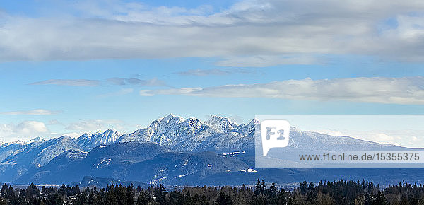 Blick auf das Küstengebirge von British Columbia von Surrey aus; British Columbia  Kanada