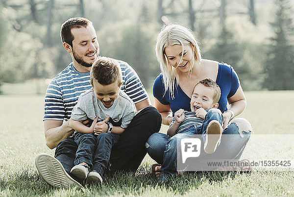 Eine Familie mit kleinen Kindern spielt in einem Park; Edmonton  Alberta  Kanada