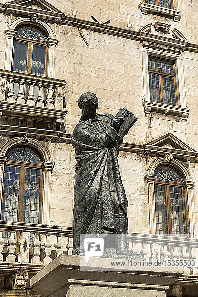 Statue von Marko Marulic  Vater der kroatischen Literatur  von Ivan Mestrovic vor dem Milesi-Palast auf dem Fruchtplatz; Split  Kroatien