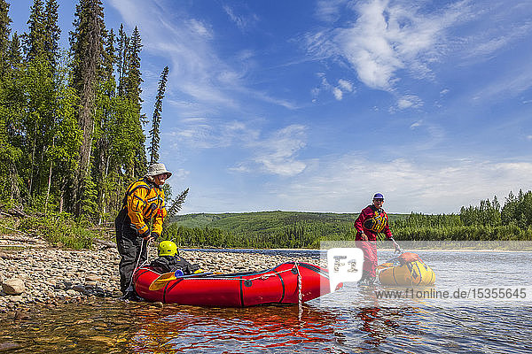 Zwei Packrafterinnen machen sich bereit zum Start auf dem Charley River im Sommer  Yukonâ€ Charley Rivers National Preserve; Alaska  Vereinigte Staaten von Amerika