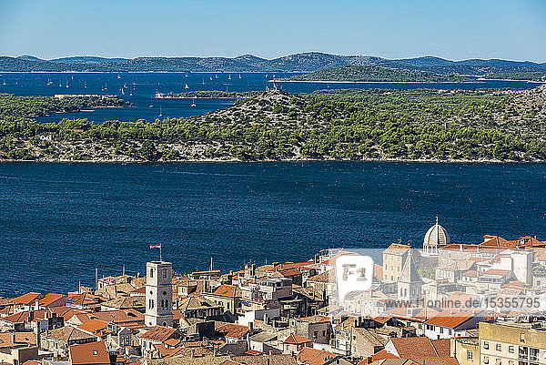 Blick auf den Hafen von Sibenik und das Flussdelta der Krka von der Festung Barone aus; Sibenik  Kroatien