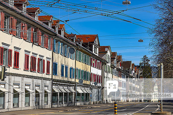 Häuser in einer Reihe entlang einer Straße mit bunten Fensterläden; St. Gallen  St. Gallen  Schweiz