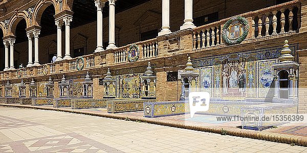 Mosaikbilder aus Azulejo-Fliesen Plaza de España Sevilla Andalusien Spanien Europa