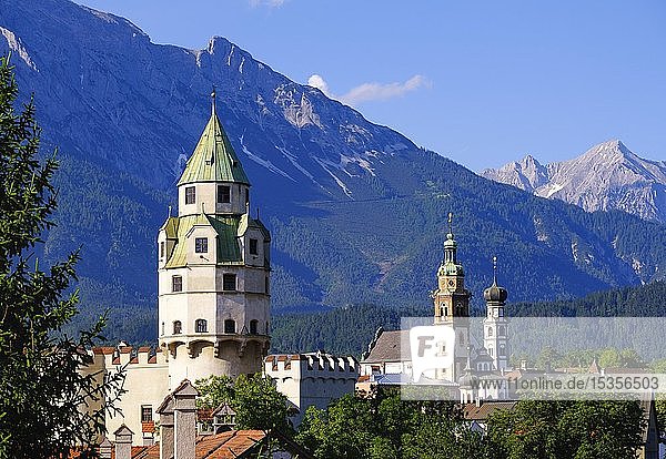 Burg Hasegg mit Münzturm  Herz-Jesu-Basilika und Jesuitenkirche  Hall in Tirol  Inntal  Tirol  Österreich  Europa