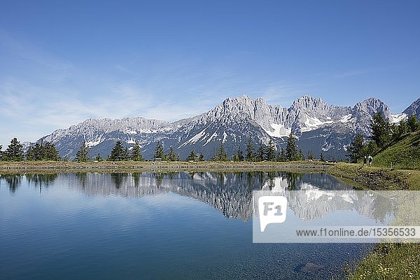 Bergsee am Astberg Astbergsee Wassserspiegelung Going hinten Wilder Kaiser Kaisergebirge Kitzbüheler Alpen Tirol Österreich Europa