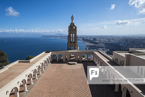 Aussichtspunkt Santa Cruz Kathedrale mit Blick auf die Stadt Oran Algerien Afrika