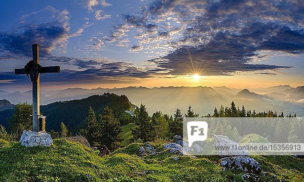 Ahornbüchsenkopf mit Gipfelkreuz Ausblick bei Sonnenaufgang auf Alpenpanorama Osterhorngruppe Dachstein und Tennengebirge Golling Salzburger Land Österreich Europa
