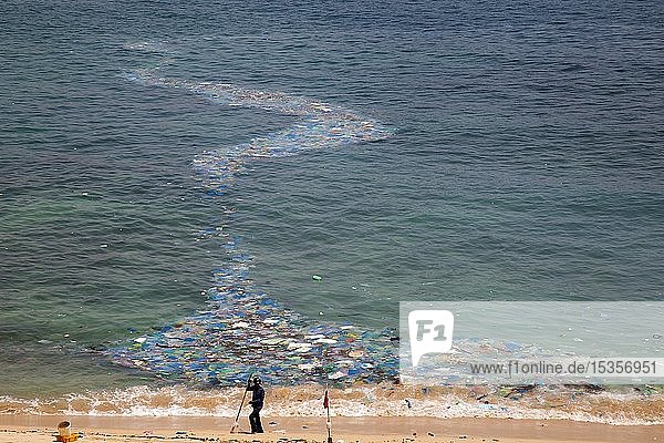 Angespülter Plastikmüll im Meer  Strand von Camh Ranh  Südchinesisches Meer  Ninh Thuan  Vietnam  Asien