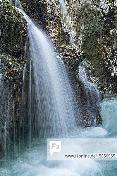 Wasserfall am smaragdgrünen Wildfluss Soca  Soca-Tal  Triglav-Nationalpark  Bovec  Slowenien  Europa