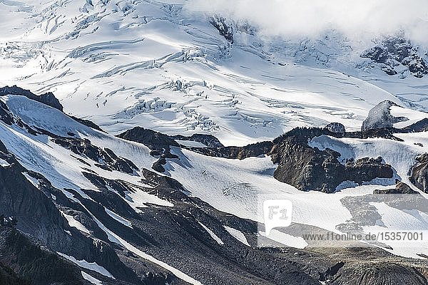 Gletscher mit Schnee  Eis und Felsen  Mt. Baker  Mount Baker-Snoqualmie National Forest  Washington  USA  Nordamerika