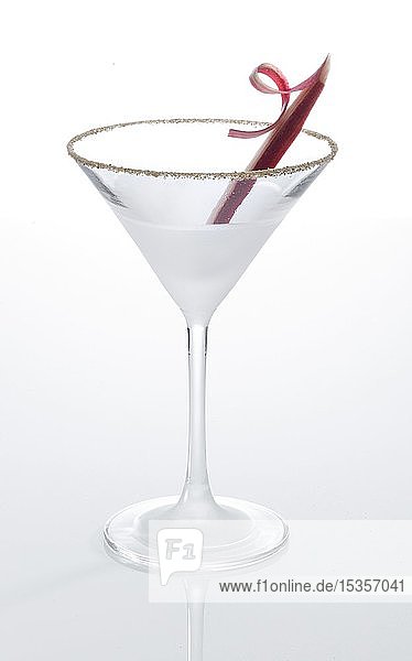 Cocktailglas  verziert mit Rhabarber  Deutschland  Europa
