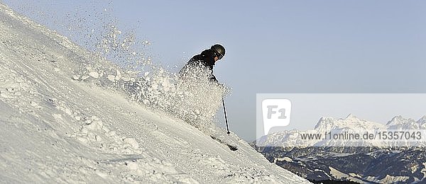 Skifahrer mit Schneegestöber  Abfahrt Hohe Salve  hinter Loferer Steinberge  Skiwelt Wilder Kaiser Brixenthal  Hochbrixen  Tirol  Österreich  Europa