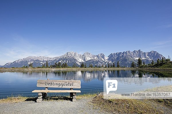 Sitzbank Bergsee am Astberg Astbergsee Going hinten Wilder Kaiser Kaisergebirge Kitzbüheler Alpen Tirol Österreich Europa