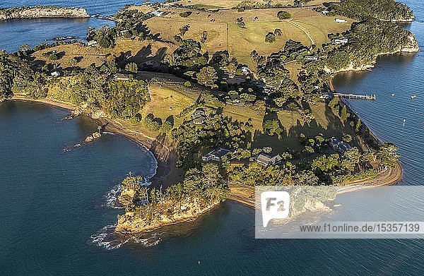 Luftaufnahme einer Insel in der Bay of Islands  Far North District  Nordinsel  Neuseeland  Ozeanien