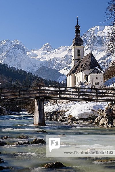 Pfarrkirche St. Sebastian an der Ramsauer Ache im Winter hinten Reiteralpe Ramsau Berchtesgadener Land Oberbayern Bayern Deutschland Europa