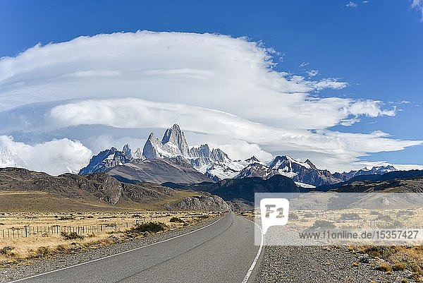 Straße nach El Chalten vor Gebirgskette mit markantem Berg Monte Fitz Roy Nationalpark Los Glaciares Provinz Santa Cruz Patagonien Argentinien Südamerika
