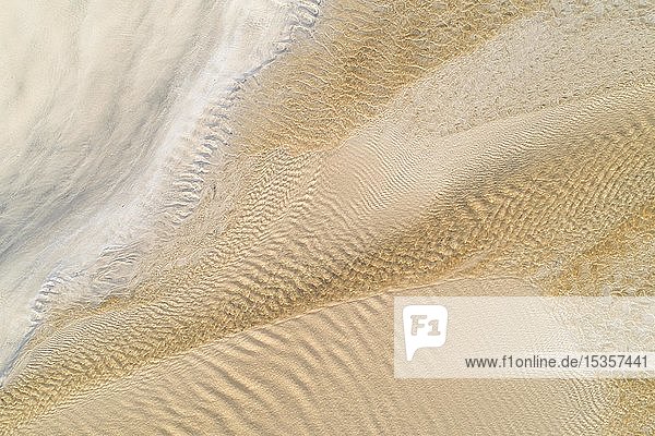 Wasser fließt über einen Sandstrand bei Ebbe  in der Nähe von Stornoway  Insel Lewis und Harris  Schottland  Vereinigtes Königreich  Europa