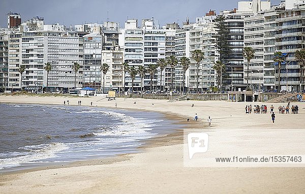 Sandstrand Playa Pocitos  Stadtansicht  Montevideo  Provinz Montevideo  Uruguay  Südamerika