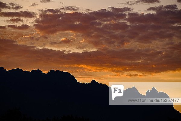 Silhouette der Schlafenden Hexe bei Sonnenuntergang Lattengebirge Berchtesgadener Land Bayern Deutschland Europa