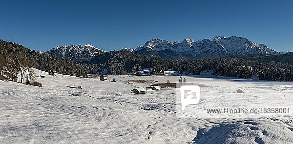 Gefrorener Geroldsee im Winter vor dem Karwendelgebirge  Mittenwald  Oberbayern  Bayern  Deutschland  Europa
