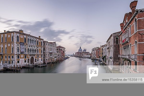 Canal Grande hinten die Kirche Santa Maria della Salute Venedig Venetien Italien Europa