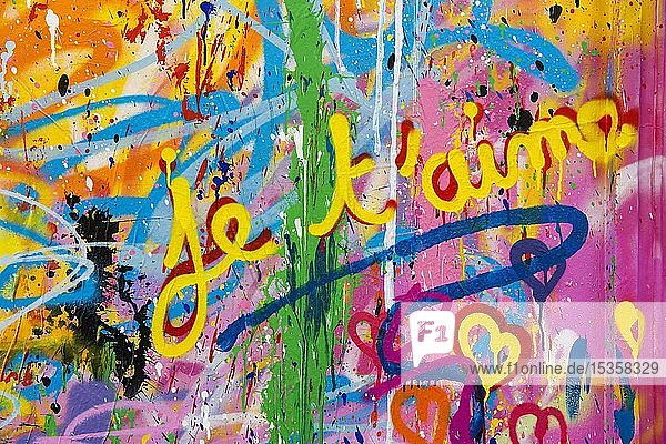 Street Art  bunt bemalte Hauswand mit Herzen und Schriftzug zum Thema Liebe  Montmartre  Paris  Ile-de-France  Frankreich  Europa