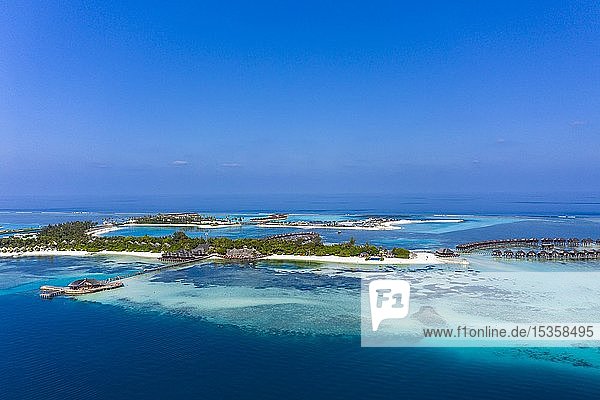 Luftaufnahme  Lagune der Malediveninsel Olhuveli mit Wasserbungalows  Süd-Male-Atoll  Malediven