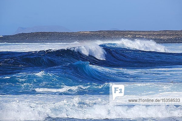 Surfwellen  in der Nähe von La Santa bei Tinajo  Lanzarote  Kanarische Inseln  Spanien  Europa