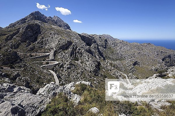 Serpentinenstraße durch karge Berge nach Sa Calobra  Serra de Tramuntana  Mallorca  Balearische Inseln  Spanien  Europa