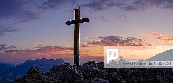 Gipfelkreuz bei Morgenrot Jenner 1874m hinten der Untersberg Nationalpark Berchtesgaden Berchtesgadener Alpen Schönau am Königssee Berchtesgadener Land Oberbayern Bayern Deutschland Europa