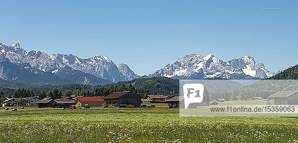 Häuser und Felder  Karwendelgebirge und Wettersteingebirge  Krün  Oberbayern  Bayern  Deutschland  Europa