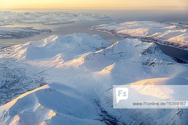 Luftaufnahme verschneite Berge mit Fjord Provinz Tromsö Tromsö Norwegen Europa