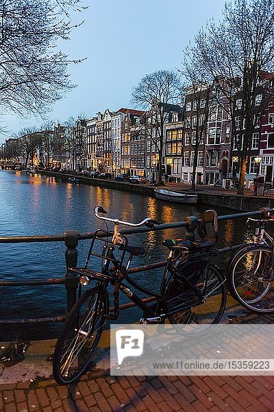 Abendstimmung  Fahrrad auf einer Brücke  Gracht mit historischen Häusern  Amsterdam  Nordholland  Niederlande