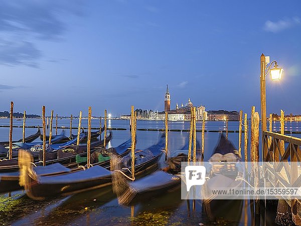 Ausblick auf die Kirche San Giorgio Maggiore im Vordergrund blaue Gondeln Insel Isola di San Giorgio Maggiore Venedig Venetien Italien Europa