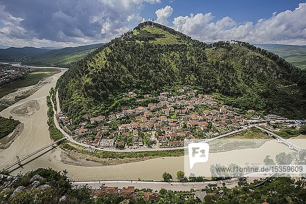 Blick auf eine Hügellandschaft mit dem Stadtteil Gorica am Fluss Osum  Berat  Albanien  Europa
