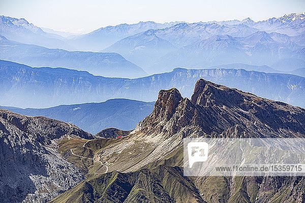 Gebirgsstock Rosszähne unten Berghütte Tierser-Alpl-Hütte Naturpark Schlern-Rosengarten Dolomiten Südtirol Italien Europa