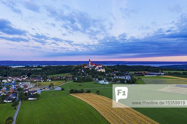 Kloster Andechs  Luftaufnahme bei Sonnenaufgang  im Hintergrund der Ammersee  Fünfseenland  Pfaffenwinkel  Oberbayern  Bayern  Deutschland  Europa