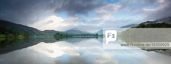 Panorama  Regenwolken über dem Grasmere-See  Lake District  Cumbria  England  Großbritannien