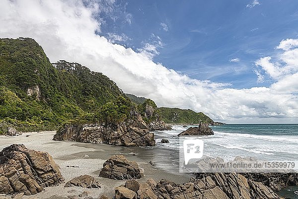 Felsen am Strand  zerklüftete Felsenküste im Paparoa-Nationalpark  Region Westküste  Südinsel  Neuseeland  Ozeanien
