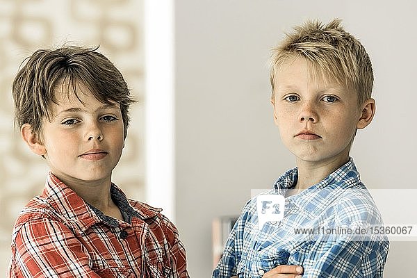 Zwei Jungen in karierten Hemden  Freunde  10 Jahre alt  schauen cool in die Kamera  Deutschland  Europa
