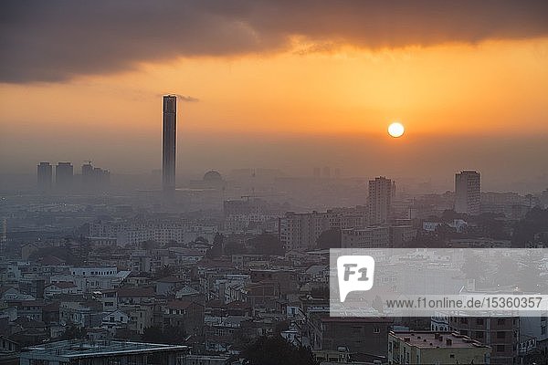 Sonnenaufgang über der Stadt mit Minarett der Großen Moschee von Algier Algerien Afrika