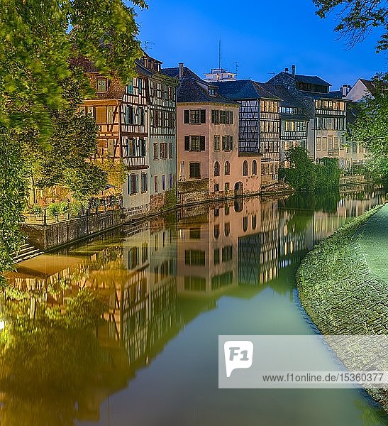 Historische Häuser am Kanal  Abendstimmung  Gerberviertel  Strasbourg  Elsass  Frankreich  Europa