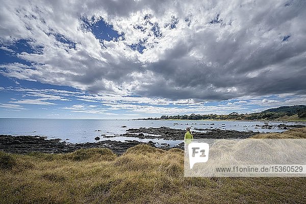 Frau mittleren Alters  stehend an der Küste von East Cape  Distrikt Gisborne  Nordinsel  Neuseeland  Ozeanien