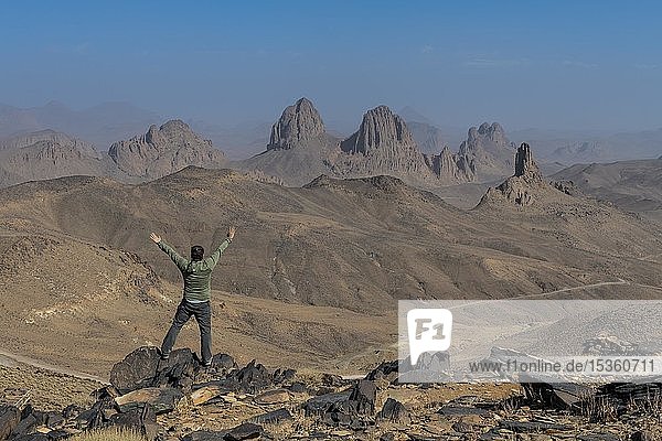 Wanderer genießt die Berge von Assekrem  Tamanrasset  Hoggar-Gebirge  Algerien  Afrika