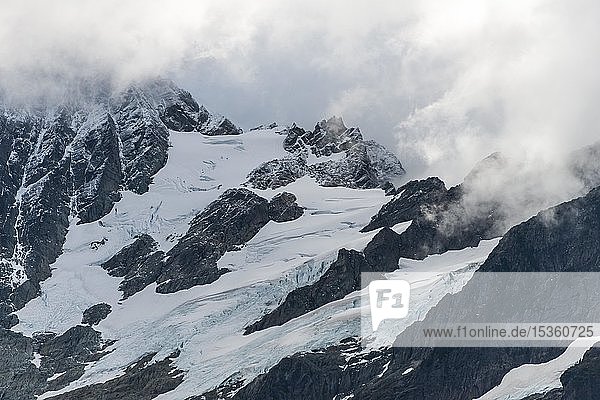 Wolken über Gletschern mit Schnee  Eis und Felsen  Mount Shuksan  Mount Baker-Snoqualmie National Forest  Washington  USA  Nordamerika